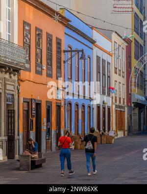 Farbenfrohe Gebäude säumen die ruhige Calle del Obispo Rey Redondo in La Laguna, Teneriffa Stockfoto