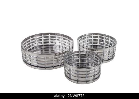 Drei Kerzenhalter aus Glas mit Kerzen auf weißem Hintergrund. Set mit 3 Kerzenhaltern aus Kristall. Stockfoto