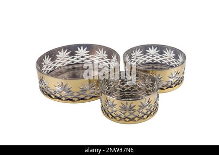 Drei Kerzenhalter aus Glas mit Kerzen auf weißem Hintergrund. Set mit 3 Kerzenhaltern aus Kristall. Stockfoto