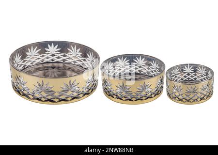 Drei Kerzenhalter aus Glas mit Kerzen auf weißem Hintergrund. Set mit 3 Kerzenhaltern aus Kristall. Stockfoto