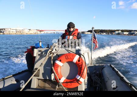 SAGAMI WAN, Japan (24. Januar 2023) Boatswain’s Mate Seaman Joshua Nesbit aus Charlotte, North Carolina, übernimmt das starre aufblasbare Boot (RIB) als Coxswain und befördert Passagiere von Howard nach Jogashima Island. Howard ist dem Befehlshaber, der Task Force (CTF) 71/Destroyer Squadron (DESRON) 15, der größten nach vorn eingesetzten DESRON der Marine und der Hauptstreitkräfte der US-7.-Flotte zugewiesen. Stockfoto