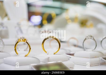Schmuck Diamant Ringe und Halsketten in luxury Retail Store Fenster Anzeige Showcase Stockfoto