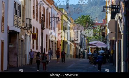 Farbenfrohe Gebäude in Calle Heradores, La Laguna, Teneriffa, die am späten Nachmittag von Sonnenschein beleuchtet werden Stockfoto