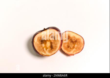 Ein fauler Apfel im Schnitt. Einen halben faulen Apfel. Nahaufnahme. Auf weißem Hintergrund Stockfoto