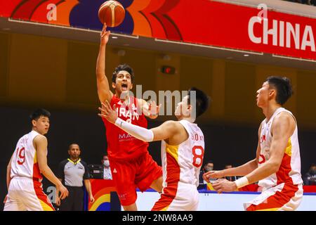 IranHH Sina Vahedi tritt beim FIBA Basketball World Cup 2023 Asien Qualifikationsspiel China gegen Iran im Tseun Wan Sports Centre ein. 26FEB23. SCMP/Dickson Lee Stockfoto