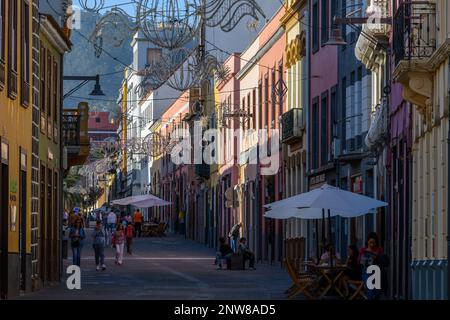 Farbenfrohe Gebäude in Calle Heradores, La Laguna, Teneriffa, die am späten Nachmittag von Sonnenschein beleuchtet werden Stockfoto