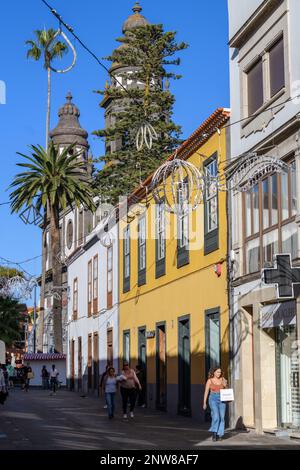 Die zwei Glockentürme und die Westfassade der Kathedrale von San Cristóbal de La Laguna ragen über die sonnige und festliche Calle San Juan in La Laguna, Teneriffa Stockfoto