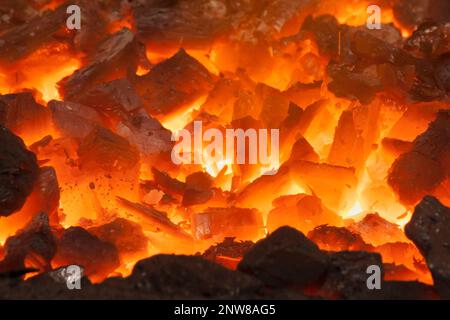 Nahaufnahme von heißen Kohlen in der Schmiede Stockfoto