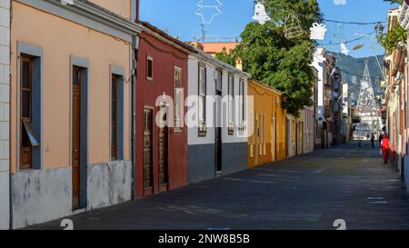Eine Reihe farbenfroher Gebäude säumt die festliche Calle Viana in San Cristobal de la Laguna auf Teneriffa. Stockfoto