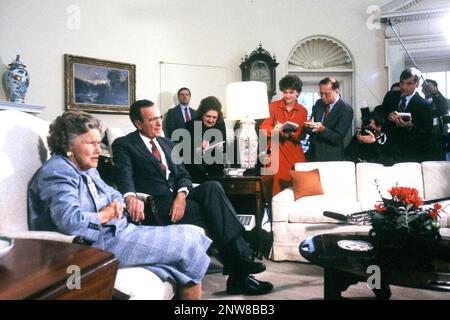 Präsident HW Bush trifft sich mit seiner Mutter im Oval Office im Januar 1989 Foto von Dennis Brack BB87 Stockfoto