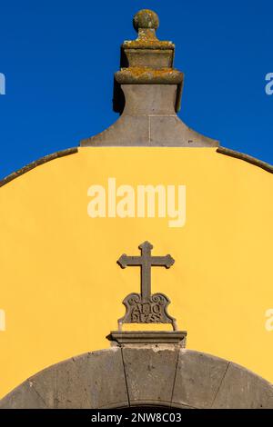 La Ermita de San Miguel Arcángel stammt aus dem Jahr 1506. Die farbenfrohe Kirche wurde 1759 wiederaufgebaut und im 20. Jahrhundert als Ausstellungshalle restauriert. Stockfoto