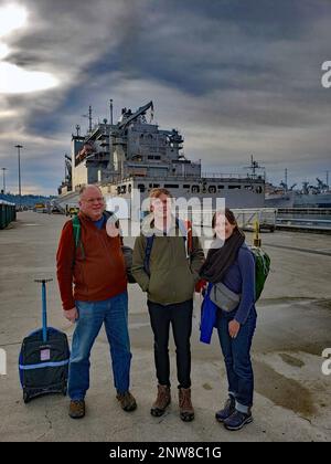 Familienangehörige des Trockenschiffs USNS Richard E. Byrd (T-AKE 4) des militärischen Sealift-Kommandos bereiten sich darauf vor, an Bord des Schiffs für eine Tiger-Kreuzfahrt von Bremerton, Washington, nach Portland, Oregon, zu gehen. Die Tiger Cruise war die erste für das militärische Sealift-Kommando, seit die COVID-Beschränkungen von 2020 eingeführt wurden, um die Schiffsbesatzungen vor dem Virus zu schützen. Stockfoto