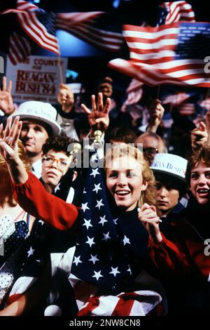 Reagan-Fans jubeln Präsident Ronald Reagan bei einer Kampfballveranstaltung im Oktober 1984 an. Foto von Dennis Brack BB87 Stockfoto