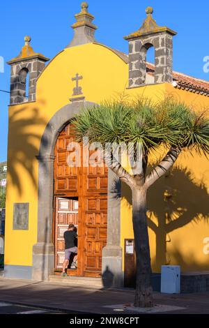 La Ermita de San Miguel Arcángel stammt aus dem Jahr 1506. Die farbenfrohe Kirche wurde 1759 wiederaufgebaut und im 20. Jahrhundert als Ausstellungshalle restauriert. Stockfoto