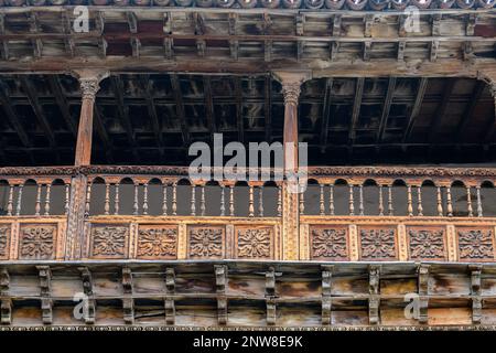 Detail eines archetypischen kanarischen Holzbalkons im zweiten Stock des Casa Mendez Fonseca - Casa de los Balcones in La Orotava auf Teneriffa. Stockfoto