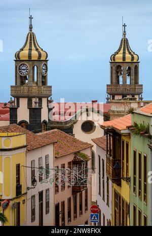 Die prunkvollen Zwiebelkuppeln von Iglesia de La Concepción ragen über die Terrakottadächer und die bunten Gebäude von La Orotava auf Teneriffa. Stockfoto