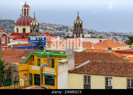 Die reich verzierte Kuppel und Kuppeln von Iglesia de La Concepción erheben sich über die Terrakottadächer und die bunten Gebäude von La Orotava auf Teneriffa. Stockfoto