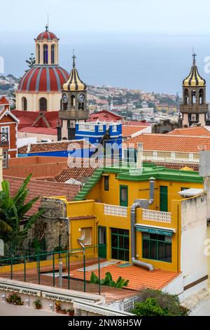 Die reich verzierte Kuppel und Kuppeln von Iglesia de La Concepción erheben sich über die Terrakottadächer und die bunten Gebäude von La Orotava auf Teneriffa. Stockfoto