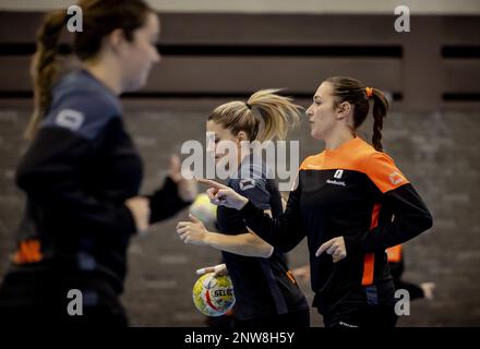 ARNHEM – Estavana Polman und Lois Abbingh vom TeamNL Women's Handball während des Trainings vor den Spielen der Golden League. ANP ROBIN VAN LONKHUIJSEN Stockfoto