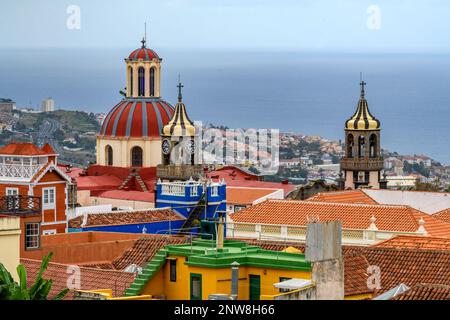 Die reich verzierte Kuppel und Kuppeln von Iglesia de La Concepción erheben sich über die Terrakottadächer und die bunten Gebäude von La Orotava auf Teneriffa. Stockfoto