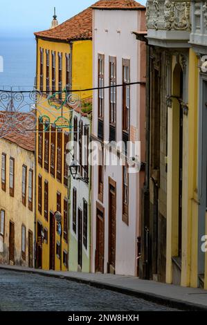 Farbenfrohe Gebäude säumen die Calle Tomas Zerolo in Teneriffas historischem und malerischem La Orotava. Stockfoto