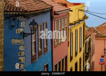 Farbenfrohe Gebäude säumen die Calle Tomas Zerolo in Teneriffas historischem und malerischem La Orotava. Stockfoto