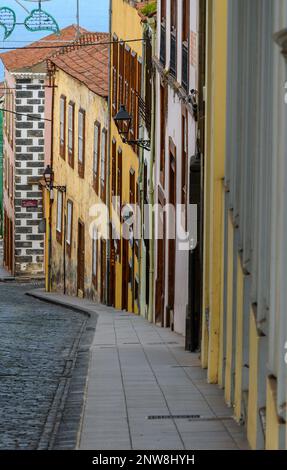 Farbenfrohe Gebäude säumen die Calle Tomas Zerolo in Teneriffas historischem und malerischem La Orotava. Stockfoto