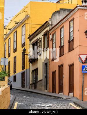 Farbenfrohe Gebäude säumen die Calle Tomas Zerolo in Teneriffas historischem und malerischem La Orotava. Stockfoto