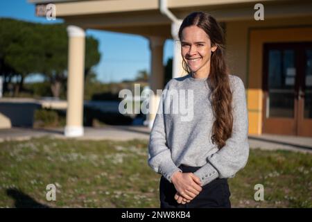 MARINESTÜTZPUNKT ROTA, Spanien (23. Januar 2023) Scarlett Miers, Verwaltungsassistent des Sicherheitsdienstes der NAVSTA (Naval Station) Rota, posiert für ein Foto vor dem Sicherheitsgebäude, 23. Januar 2023. Stockfoto