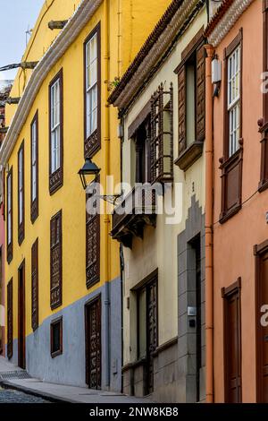 Farbenfrohe Gebäude säumen die Calle Tomas Zerolo in Teneriffas historischem und malerischem La Orotava. Stockfoto