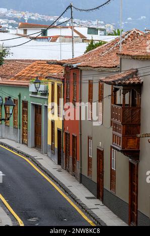 Farbenfrohe Gebäude säumen die Calle Viera in Teneriffas historischem La Orotava Stockfoto