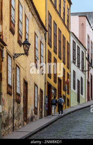 Farbenfrohe Gebäude säumen die steile, enge Calle Tomas Zerolo in Teneriffas historischem und malerischem La Orotava. Stockfoto