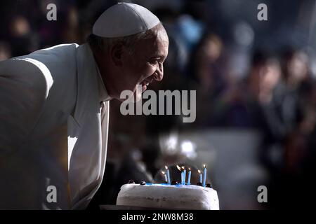 13. März 2023 markiert 10 Jahre Papst Franziskus. Im Bild : 17. Diktemre 2022 Papst Franziskus feiert seinen 86. Geburtstag Stockfoto