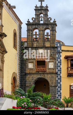 Der barocke Glockenturm des ehemaligen Klosters Nuestra Señora de Gracia in La Orotava, Teneriffa, das heute das Kulturhaus San Agustín ist Stockfoto