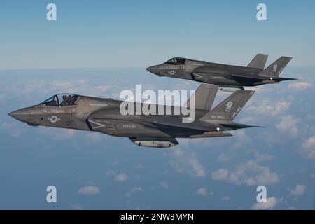 USA Marinekorps F-35B Lightning IIS, zugeordnet zu Marine Fighter Attack Squadron 121 von Marine Corps Air Station Iwakuni, fliegen neben einem US Air Force KC-135 Stratotanker Over the Pacific Ocean, 19. Januar 2023. Die F-35 ist ein Fighter der fünften Generation, der fortschrittliche Tarnung mit Kampfgeschwindigkeit und -Agilität, vollständig zusammengeführte Sensorinformationen, netzwerkgestützten Betrieb und fortschrittliche Nachhaltigkeit kombiniert. Stockfoto