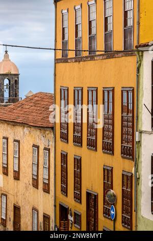 Farbenfrohe Gebäude säumen die Calle Tomas Zerolo in Teneriffas historischem und malerischem La Orotava. Stockfoto