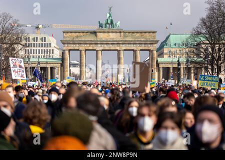 Berlin, Deutschland, 27-02-2022. Tausende von Menschen nehmen an einer Demonstration nahe dem Brandenburger Tor gegen die russische Invasion der Ukraine Teil Stockfoto