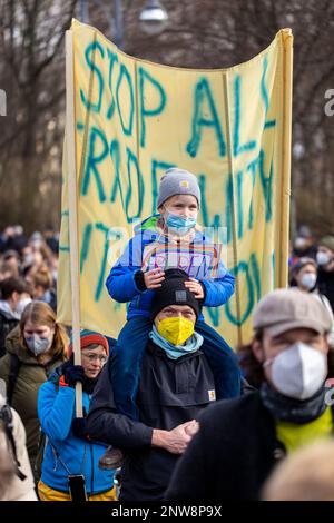 Berlin, Deutschland, 27-02-2022 Ein Vater trägt eine junge Tochter auf den Schultern und marschiert gegen Russlands Invasion in die Ukraine. Stockfoto