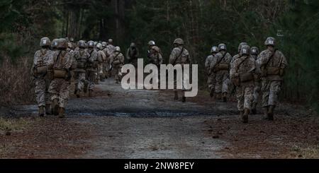 Rekruten bei Fox Company, 2. Recruit Training Battalion, Tackle the Crucible Boarding Marine Corps Recruit Depot Parris Island, S.C., 19. Januar 2023. Der Schmelztiegel ist der Höhepunkt der Rekrutierungsausbildung, die sicherstellt, dass Rekruten ihre Umwandlung von zivilen in US-Marine abschließen. Stockfoto