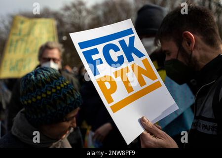 Berlin, Deutschland, 27-02-2022. Menschen mit einem Anti-Kriegs-Zeichen der FCK PTN nehmen an einer Friedenskonferenz gegen die russische Invasion der Ukraine Teil. Stockfoto