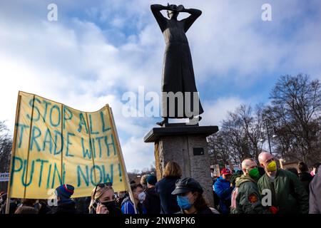 Berlin, Deutschland 27-02-2022. Die Leute versammeln sich um die Skulptur „der Anrufer“ in der Straße des 17. Juni während einer Kundgebung gegen die Invasion Russlands in der Ukraine Stockfoto