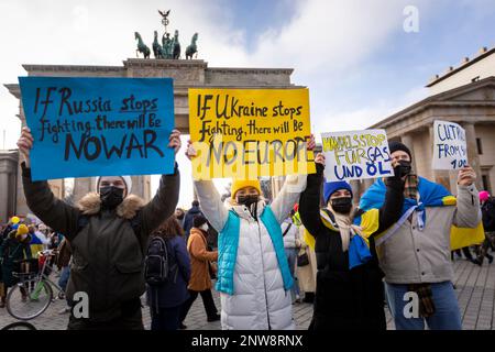 02-27-22 Eine Gruppe junger Demonstranten mit provisorischen Bannern schreit bei der Berliner Friedensdemonstration nahe dem Brandenburger Tor Antikriegsgesänge, um die Ukraine zu unterstützen Stockfoto