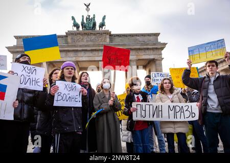 02-27-22 Eine Gruppe junger Demonstranten mit provisorischen Bannern schreit bei der Berliner Friedensdemonstration nahe dem Brandenburger Tor Antikriegsgesänge, um die Ukraine zu unterstützen Stockfoto