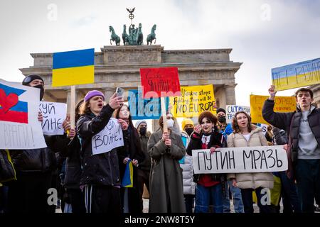 02-27-22 Eine Gruppe junger Demonstranten mit provisorischen Bannern schreit bei der Berliner Friedensdemonstration nahe dem Brandenburger Tor Antikriegsgesänge, um die Ukraine zu unterstützen Stockfoto