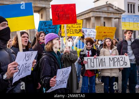 02-27-22 Eine Gruppe junger Demonstranten mit provisorischen Bannern schreit bei der Berliner Friedensdemonstration nahe dem Brandenburger Tor Antikriegsgesänge, um die Ukraine zu unterstützen Stockfoto