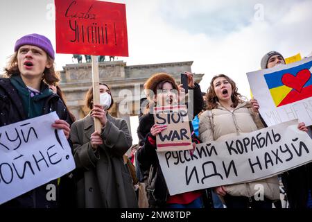 02-27-22 Eine Gruppe junger Demonstranten mit provisorischen Bannern schreit bei der Berliner Friedensdemonstration nahe dem Brandenburger Tor Antikriegsgesänge, um die Ukraine zu unterstützen Stockfoto