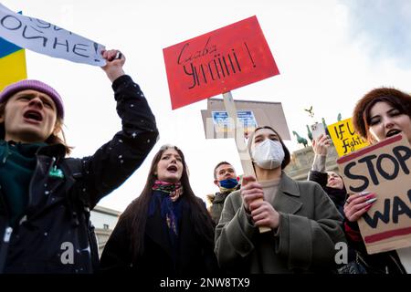 02-27-22 Eine Gruppe junger Demonstranten mit provisorischen Bannern schreit bei der Berliner Friedensdemonstration nahe dem Brandenburger Tor Antikriegsgesänge, um die Ukraine zu unterstützen Stockfoto