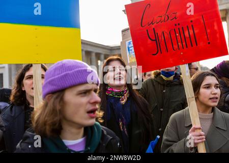 02-27-22 Eine Gruppe junger Demonstranten mit provisorischen Bannern schreit bei der Berliner Friedensdemonstration nahe dem Brandenburger Tor Antikriegsgesänge, um die Ukraine zu unterstützen Stockfoto