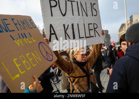 Berlin, Deutschland, 27-2-22. Eine Frau demonstriert mit dem Schild „Putin ist ein Killer“ auf dem „Stop the war! Frieden für die Ukraine und der gesamte Protest Europas Stockfoto