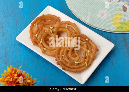 Indian Sweet Jalebi oder Imarti. Jalebi ist eine der köstlichsten Süßigkeiten, die in Indien und pakistan weit verbreitet ist Stockfoto